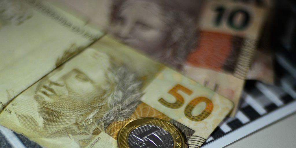 cai-o-numero-de-endividados-no-pais,-aponta-entidade-do-comercio