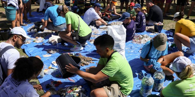 voluntarios-retiram-meia-tonelada-de-lixo-de-praias-e-rios-do-rj