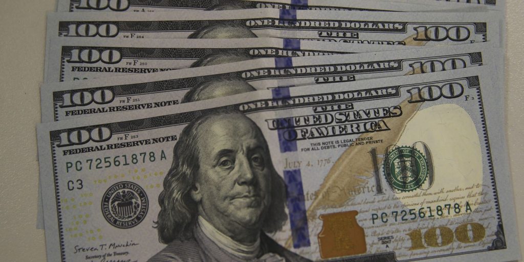 dolar-fecha-a-r$-5,70-e-cai-3,57%-em-marco