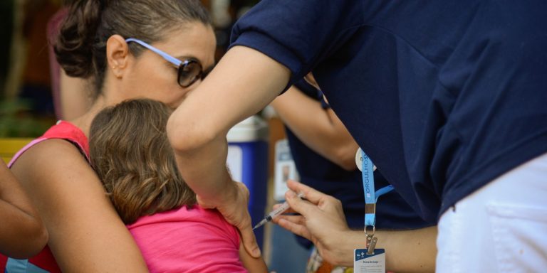 vacina-contra-gripe-e-segura-e-nao-causa-a-doenca;-saiba-mais-verdades