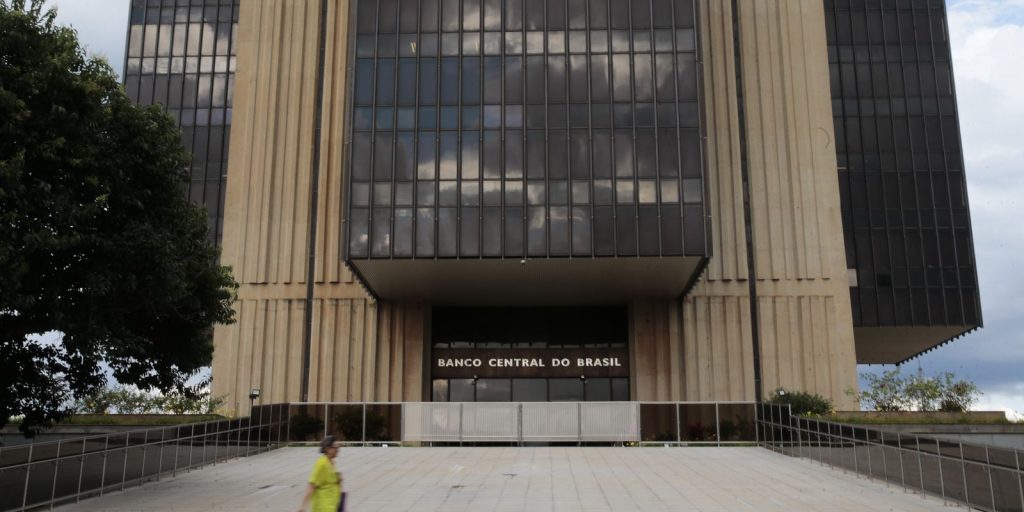 mercado-melhora-expectativa-sobre-economia-com-pib-a-2,14%