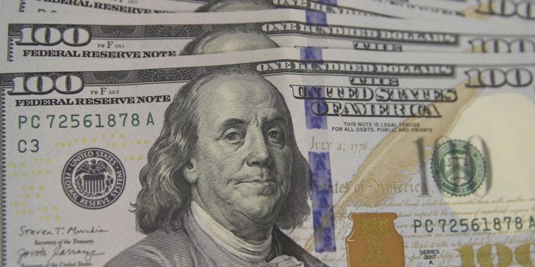 dolar-cai-para-r$-5,49-com-derrubada-de-alta-do-iof-e-inflacao-menor