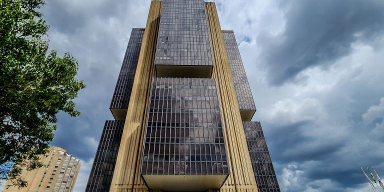 juros-do-cartao-de-credito-sobem-a-449,9%-ao-ano