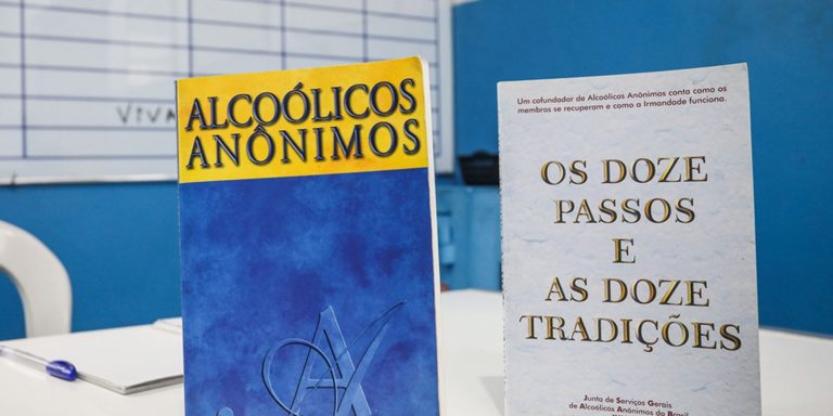 alcoolicos-anonimos,-que-faz-90-anos,-ganha-mais-participacao-feminina
