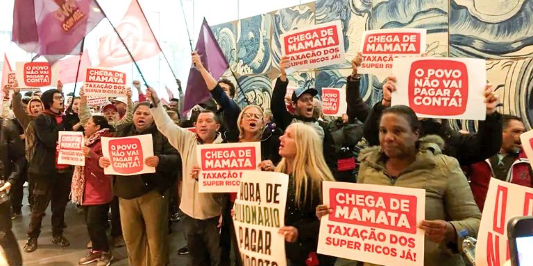 povo-sem-medo-e-mtst-fazem-ato-pela-taxacao-de-bilionarios