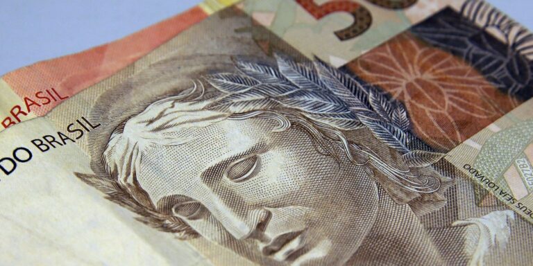 brasileiros-sacaram-r$-315-milhoes-em-valores-a-receber-em-maio