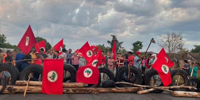 tocantins:-mst-bloqueia-rodovia-para-cobrar-desapropriacao-de-area