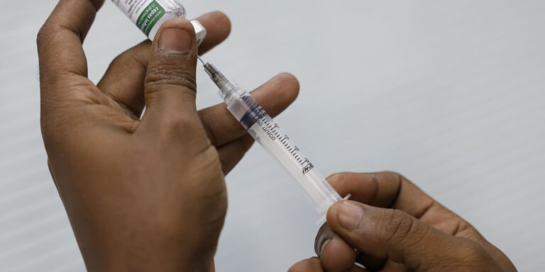 vacinacao-despenca-na-mare-em-dias-de-operacao-policial,-aponta-unicef