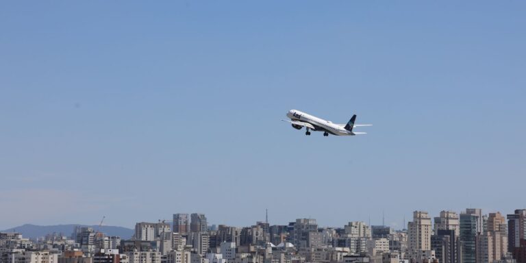 preco-medio-das-passagens-aereas-cai-20%-em-novembro