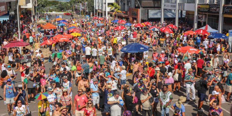 com-quase-50-anos,-pacotao-leva-multidao-a-area-central-de-brasilia