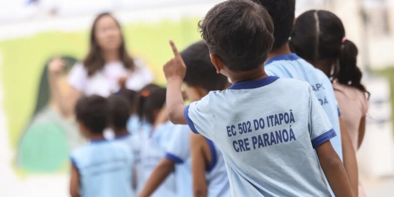 ensino-fundamental-atinge-99,5%-de-frequencia;-atraso-escolar-cai