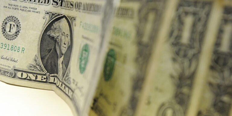 dolar-cai-para-r$-5,24,-e-bolsa-sobe-3,24%-apos-fala-de-trump
