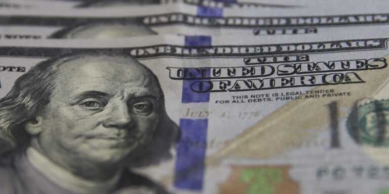 dolar-fecha-abaixo-de-r$-5-pela-primeira-vez-em-mais-de-dois-anos