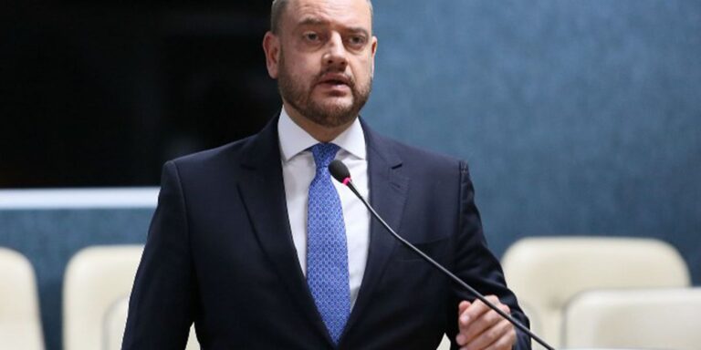 governador-em-exercicio-do-rio-troca-comando-de-secretarias