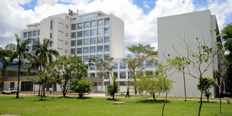 pm-desocupa-estudantes-da-reitoria-da-usp