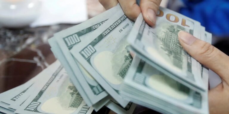 dolar-supera-r$-5-e-bolsa-cai-quase-2%-em-dia-de-turbulencia