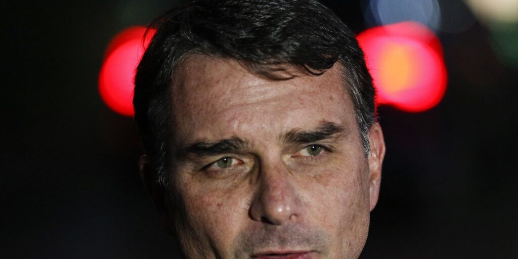 flavio-bolsonaro-admite-cobranca-a-vorcaro,-mas-nega-crime
