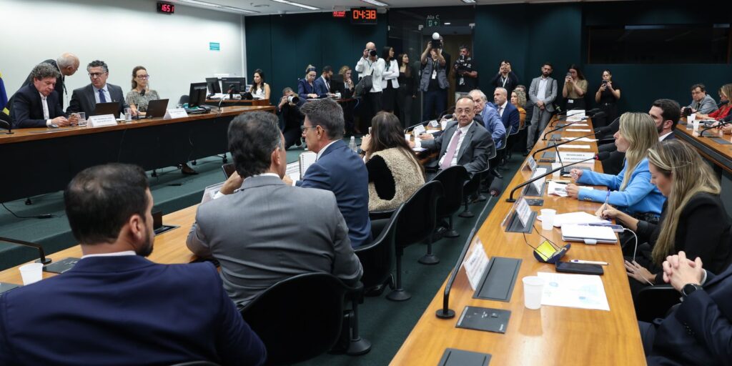 pedido-de-vista-adia-votacao-da-pec-do-fim-da-escala-6x1
