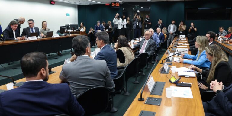 pedido-de-vista-adia-votacao-da-pec-do-fim-da-escala-6x1