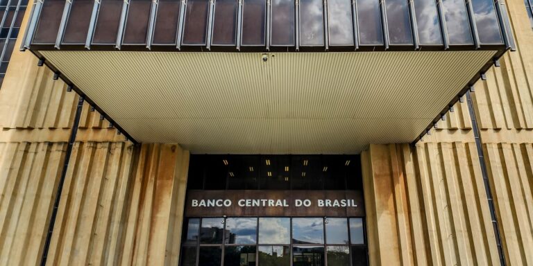 deficit-do-setor-publico-em-maio-foi-de-r$-56-bilhoes,-informa-bc
