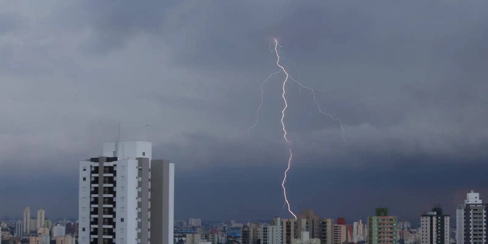 sao-paulo-tera-mais-chuvas-fortes-no-fim-da-tarde-desta-quinta-(15)