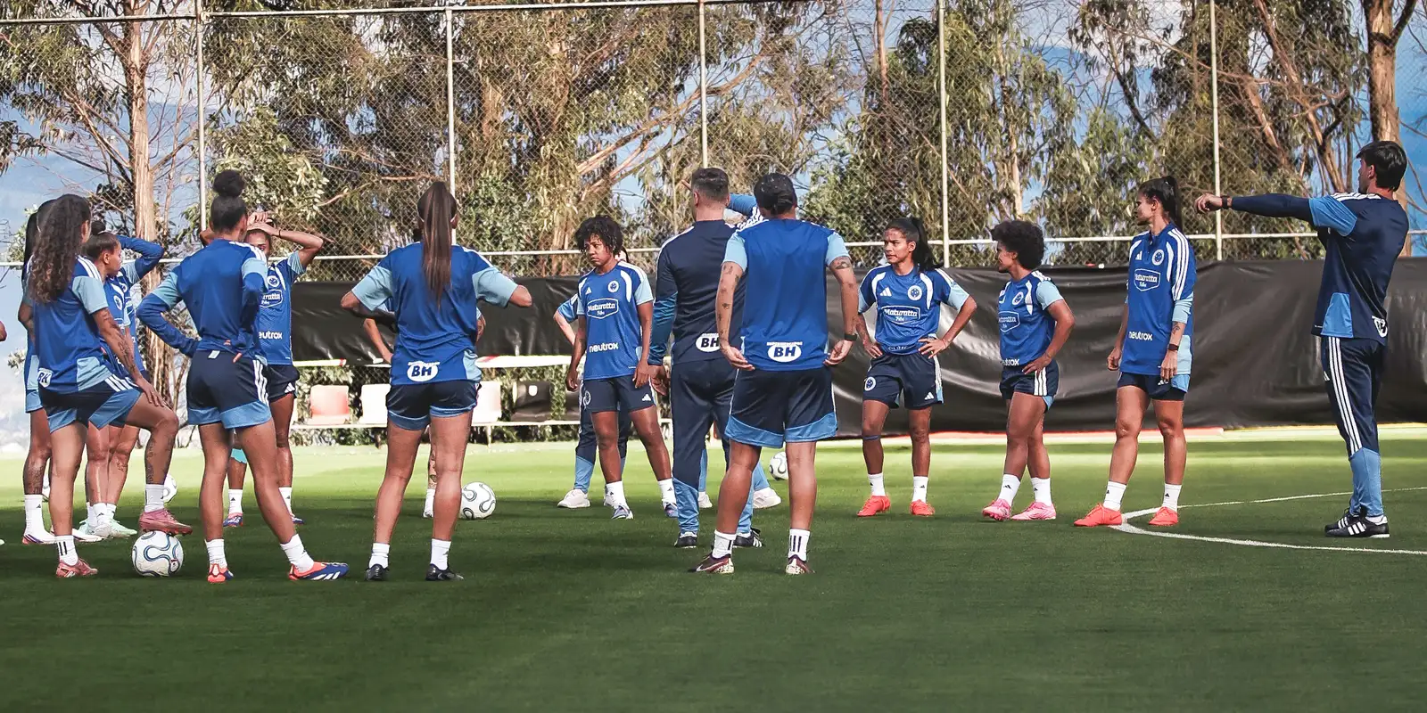 libertadores-feminina:-cruzeiro-resiste-a-altitude-e-vence-na-estreia