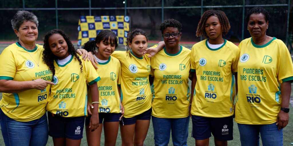 ex-jogadoras-da-selecao-de-futebol-incentivam-alunas-em-escolas-do-rio