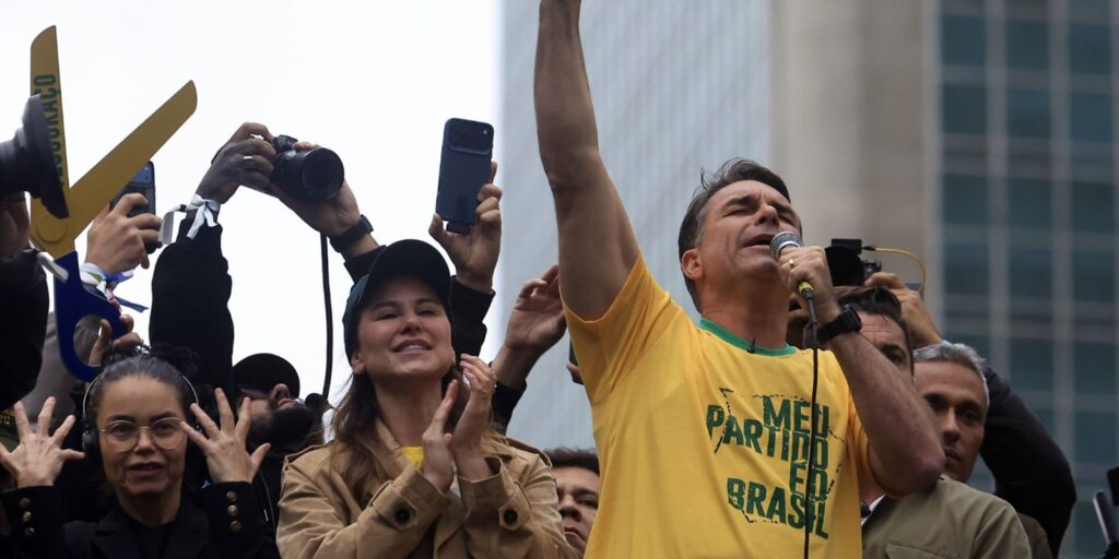 aliado-de-trump-diz-que-flavio-bolsonaro-chegou-aos-eua