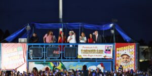 “ato-vergonhoso”,-diz-lula-sobre-fuga-de-flavio-bolsonaro