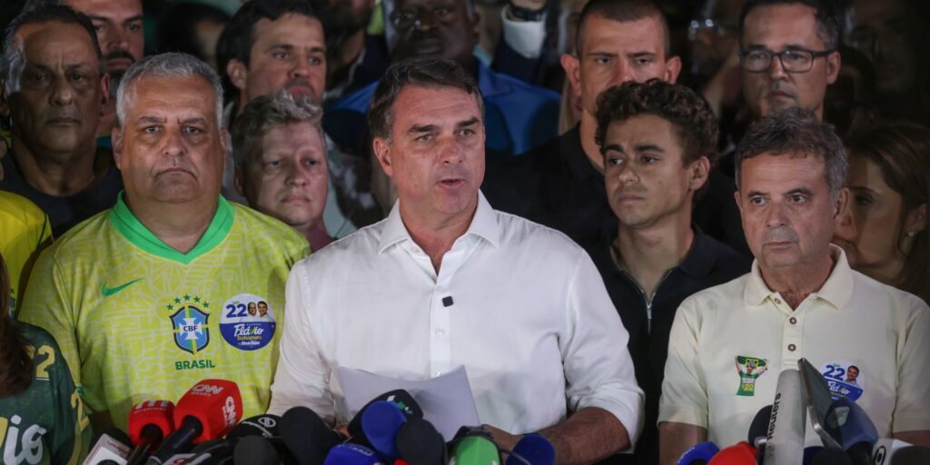 flavio-bolsonaro-cruza-fronteira-argentina-e-segue-para-o-equador
