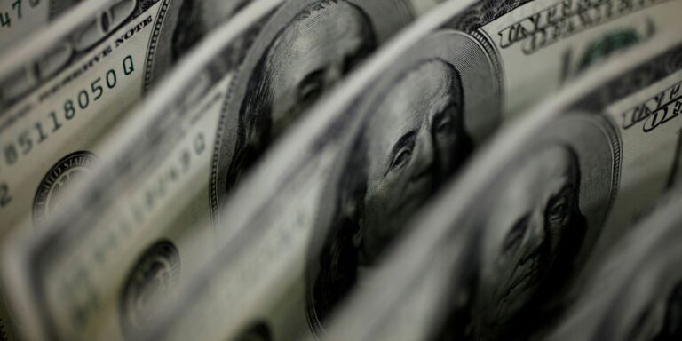 ibovespa-cai-2,68%,-e-dolar-fecha-em-leve-baixa-a-r$-5,34