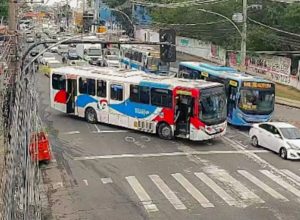 criminosos-usam-onibus-em-barricadas-contra-operacao-policial-no-rio