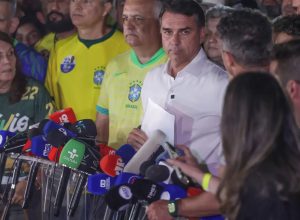 moraes-manda-flavio-entregar-passaporte-e-o-proibe-de-deixar-o-pais